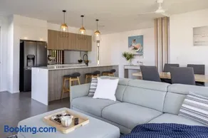 Huge Family Home, Pool, 2 Living Areas, 8 Min Beach - Image 1