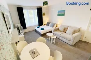The Chine Stylish Studio Near Beach Free Parking Sleeps Max 4 Pet Friendly fees apply - Image 1