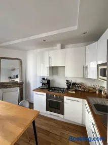 Appartement de 2 chambres situé à 3 minutes du métro comprenant une cuisine équipée, lave-linge et Wi-Fi haut débit - Image 3