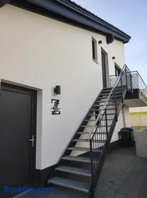 Luxuriouse, Möblierte 2 Zimmer Wohnung mit separaten Eingang, Balkon und eigenem Parkplatz vor dem Eingang - Image 1