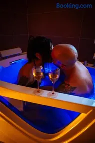 Les Rivières O'rientales Homerepublique à Cravant avec Jacuzzi - Image 1