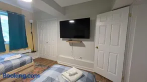 Vibrant and Funky Retreat on Fern Lane, Unit 1 - Image 5