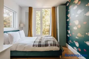 Homely 4 bedroom flat with private courtyard near Angel, East London - Image 2