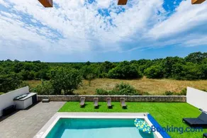 Stone villa with heated pool - Image 4