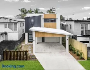 Nothling Street 13, Moffat Beach - Image 1