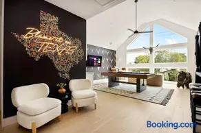 Villa Sleeps 14 Pool Movies Games Mins from Downtown - Image 1