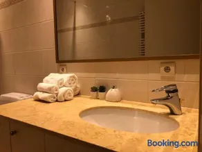 lovely two bedroom apartment with free parking - Image 3