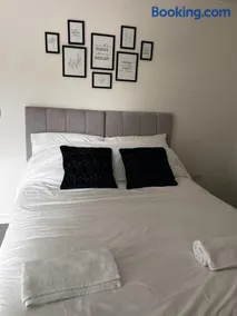 Modern Suite- Bedford City centre with free gym & parking - Image 4