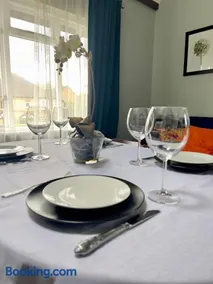 Beautiful apartment in Guildford with parking - Image 5