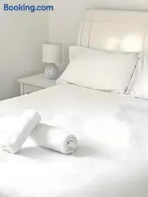 Luxury Home -Private Rooms- 3 mins from Alexandra Hospital, Redditch - Image 3