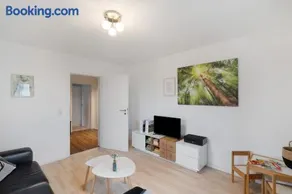 Appartamento adatto alle famiglie con terrazza | Vista sul giardino | Perfetto per il lavoro da remoto - Image 2