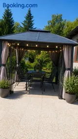 Peaceful chalet close to downtown - Image 3