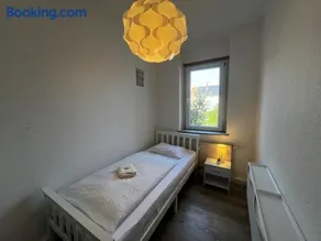 Vollausgestatte Wohnung mit, WLAN, TV in jedem Schlafzimmer, Einzelbetten, Bad, Garten - Image 5