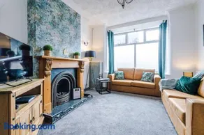 Spacious 4-Bed House in Crewe by 53 Degrees Property, Long-term discounts, Ideal for Contractors - FREE Parking - Sleeps 8 - Image 5