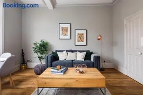 Homely Parkside 2-Bed Apartment in Primrose Hill - Image 4