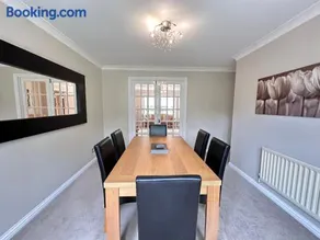 Spacious 4 Bed Home near Elizabeth Line, great for Contractors, Families, Groups & Insurance stays - Image 5