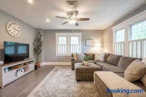 Pet-Friendly Eastport Yard & Fire Pit - Image 2