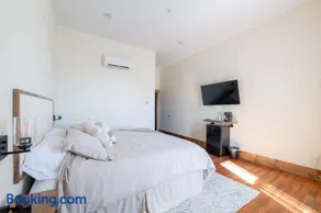 Courtyard King - Room 4 - Image 2