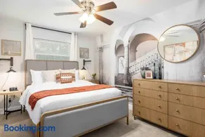 Charming & Cozy 4BR in SouthPark - Image 3
