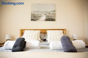 Y-Not Cottages - 1BR, Cotswold Edge with Scenic Terrace - Image 1