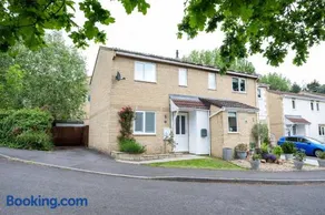 Cosy 2-Bedroom Home in Weston - Image 1