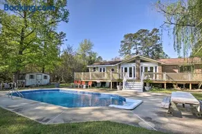 Lush Gilbert House with Outdoor Oasis on Lake Murray - Image 1