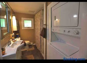 Renovated 2 Bedroom Cottage with Creek view - Image 3