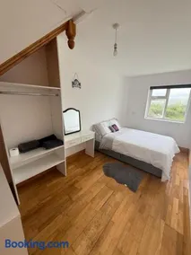 Private Room in Skellig Apartment - Image 4