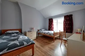 Maintenance, Transport, Medical Teams Bargain, 3 Bed Detached House, Mold, Sleeps 1 to 5 - Image 4