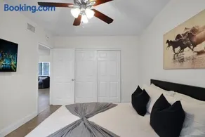 Lavish Boca Residence Free Parking Lake Access - Image 3