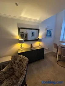 Luxury Moffat Apartment - High End Furnishing - Image 4