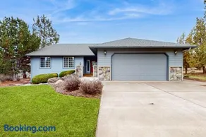 Light & bright family home with shared hot tub pool & more - Image 1