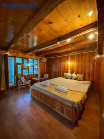 Pine Tower Inn - Image 2