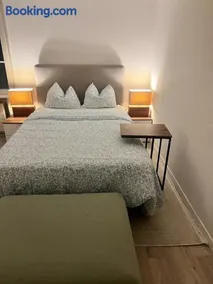 Newly Renovated Stylish & Spacious Studio - Image 5