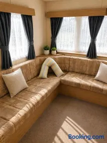 Beachside 3 Bed Caravan with Deck & Outside Seating Mablethorpe - Image 1