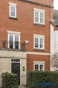 Upton Grange Townhouse sleeps 10 - Image 3
