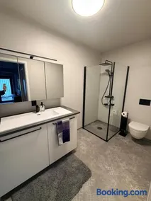 Central, Quiet and Modern Apartment with parking & private patio - Image 4