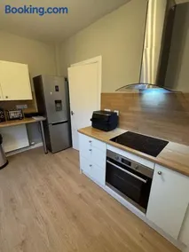 Modern 2BR Cottage Flat - Image 4