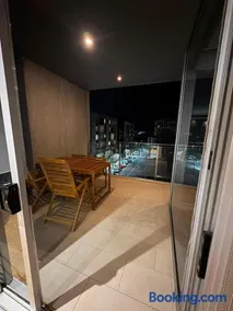 Executive 2B2B Luxury Apartment Barton- 7-10 min walk to PH, M-Oval & Lake BG - Image 1