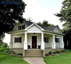 Farmhouse Comfort on Acreage Near Rathbun Lake - Image 2