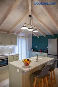 Kamari Luxury Apartment - Image 4