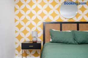 Chic 2-Bed Haven with Vibrant Décor in SE Atlanta - Image 1