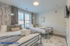 Opulence in Olive 4 bedrooms, 4 baths with 10 beds, Park 2 cars FREE - Image 3
