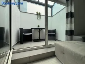 New Modern SelfCheckin PublicFreeParking HighSpeed Wifi KingSizeBed - Image 1