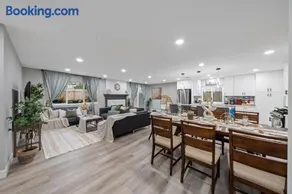 Entire Private Home with 3 Bedrooms 2 Bathrooms, Hot Tub, Garage, King Bed, Available Now - Image 2