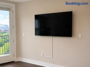 Downtown Condo-Walk to Mercedes-Benz Stadium, State Farm Arena & GWCC- Free Parking - Image 3