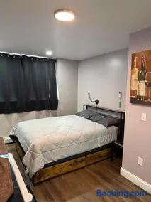 Basement room with its own private bathroom - Image 1