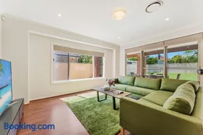 Coastal Retreat Spacious 5BR Haven in Maroubra - Image 1