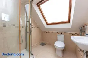 Capella - Peaceful, comfortable, rooms - Private Shower - Free Parking - corporate, professional, contractor, trades, crew, holiday, Village Stay - Image 2