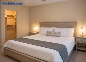 Spotless luxury 5 Bed 3 Bath home with private HEATED saltwater pool & spa, Level 2 EV station 3 King & 3 Queen - Image 4